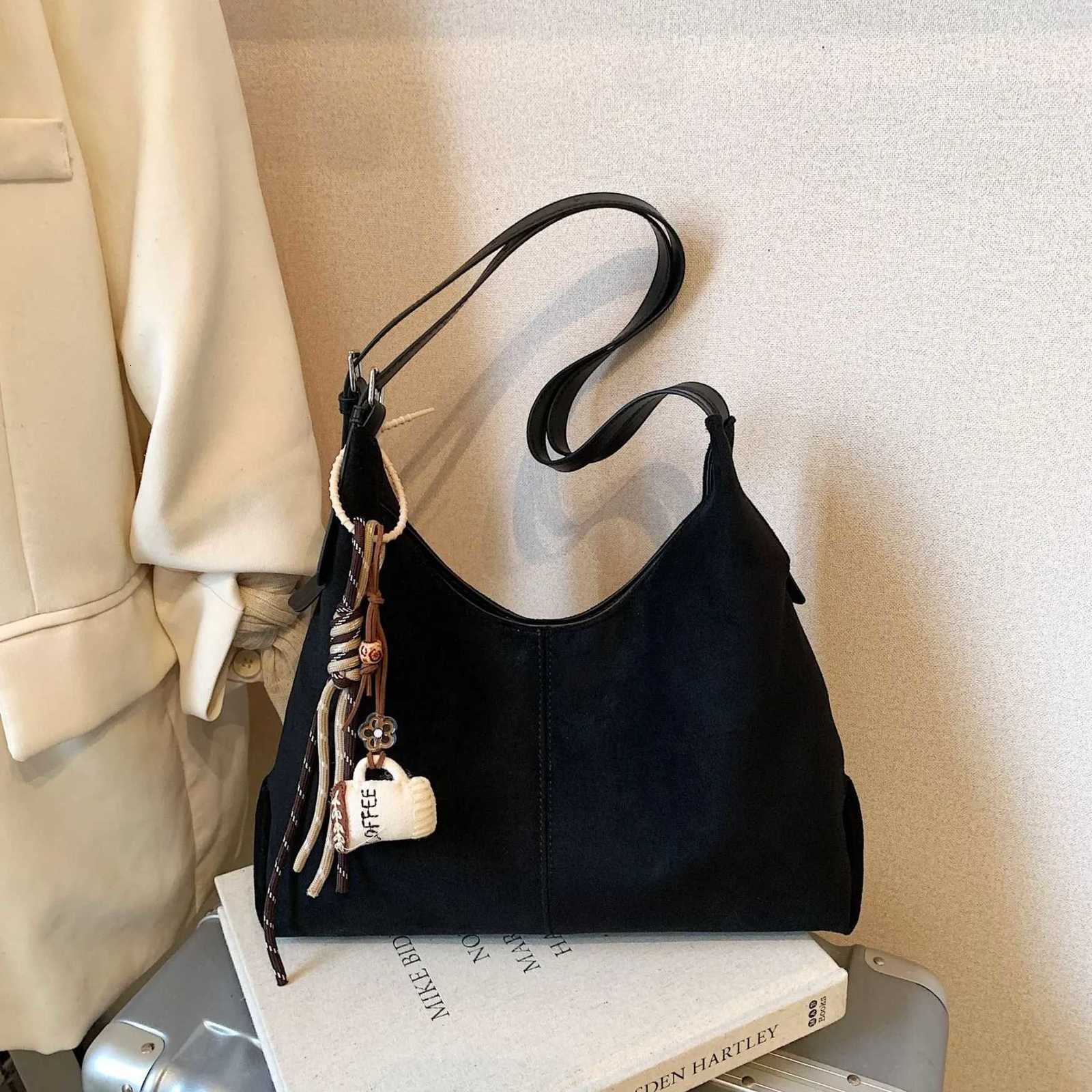 Autumn Winter Suede Womens Shoulder Bag Solid Versatile Underarm Bags Temperament Commute Handbag with Personalized PendantT251218