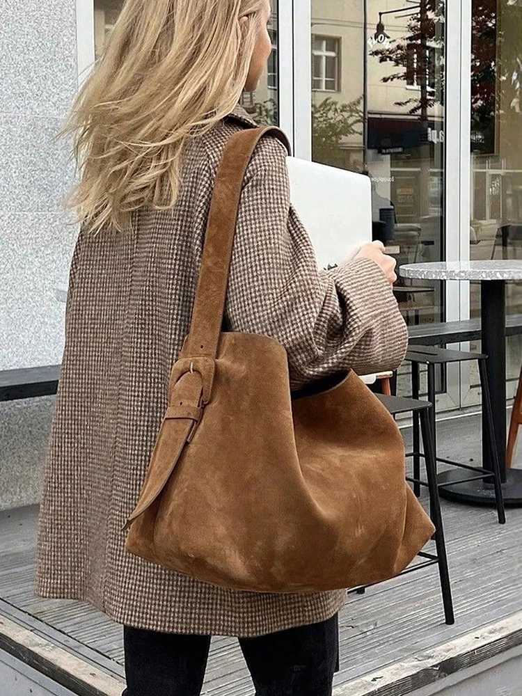2025 New Retro Bag Brown Large Capacity Shoulder Bag Underarm Bag Crossbody Bag Fashion and Leisure Daily Commuter Womens BagT251218