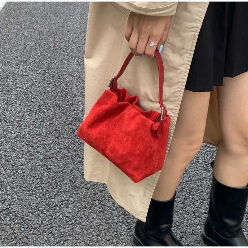 Korean Version Suede Drawstring Bucket Bag Magnetic Buckle Cute Shoulder Bag Simple Portable Daily Commuting Women Crossbody BagT251218