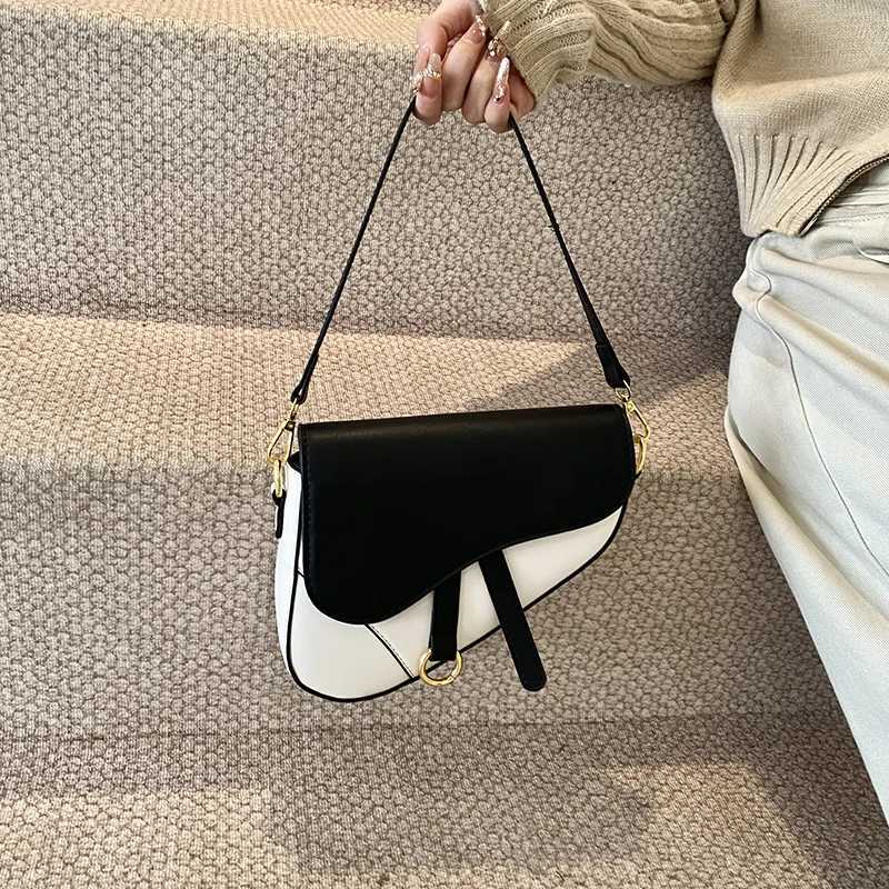 Luxury womens chain shoulder bag elegant PU leather womens crossbody bag fashionable and trendy design handbagT251218