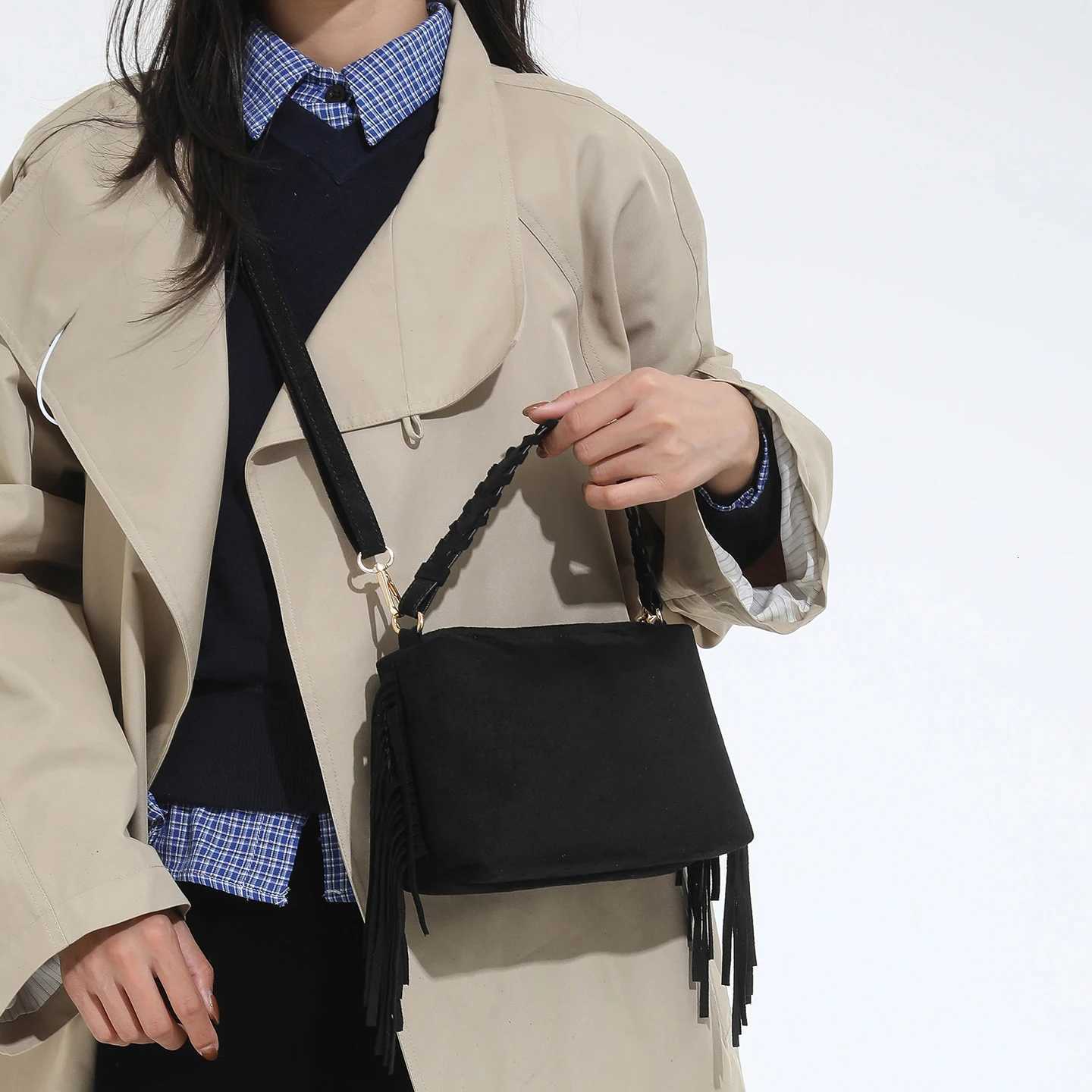 Retro Suede Tassel Handbag Autumn Winter New Womens Mini One Shoulder Bags Fashion Elegant Weave Crossbody Bag TrendT251218