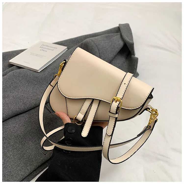 Luxury womens chain shoulder bag elegant PU leather womens crossbody bag fashionable and trendy design handbagT251218