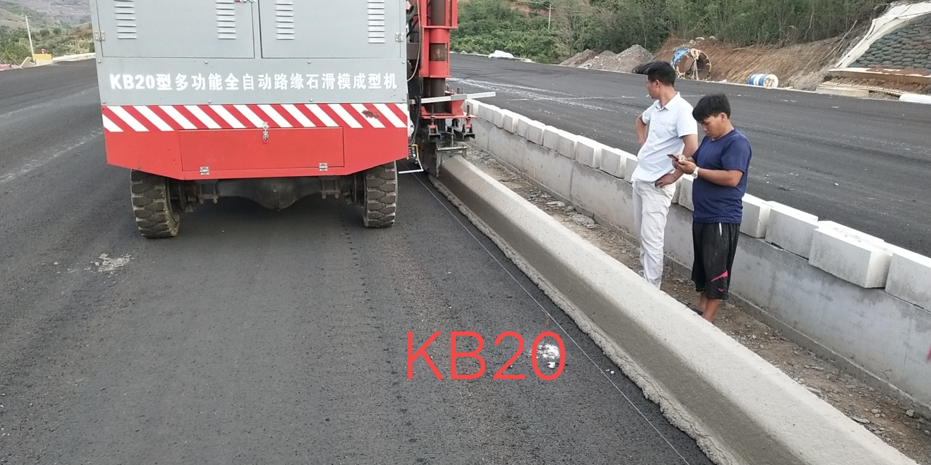 Smart 1000mm Concrete Slipform Paver with GPS Guidance for Accurate Curb Alignment