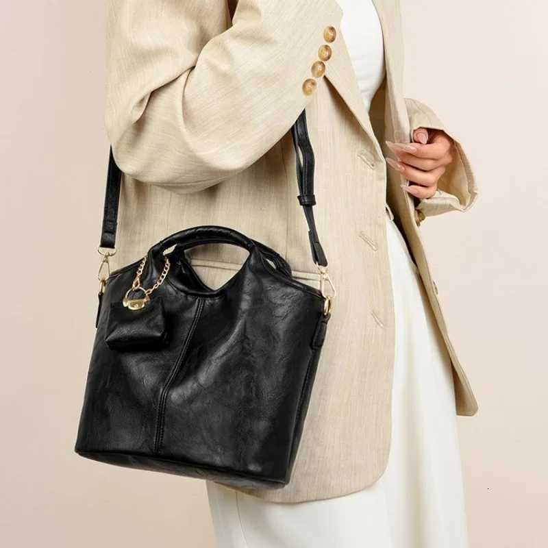 Fashionable Womens Tote Bag Crafted From Fine Leather Featuring Designer Inspired And Casual Vintage LookT251218