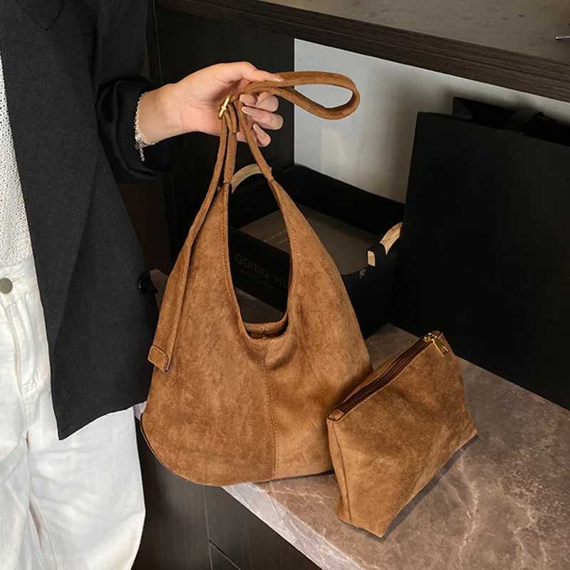 Autumn and Winter Vintage Womens Bag Large Capacity Suede Shoulder Bag Solid Color Simple Casual Commuter Bag Retro HandbagsT251218