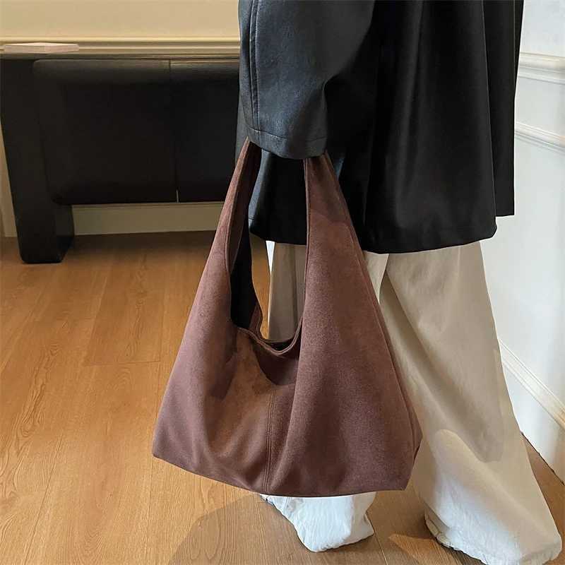 2025 Winter New Solid Hasp Flannel Style Shoulder Bags Simple Casual Versatile Portable Commute Hot Trendy Handbags for WomenT251218