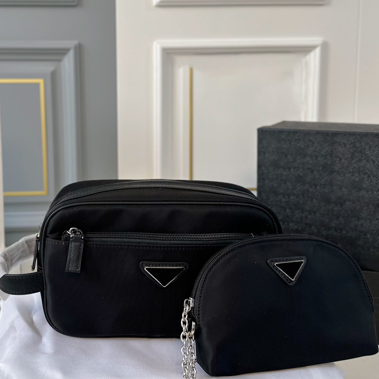 Y479 Women's Designer Classic Vintage Clutch Toiletry Bag Cosmetic Bag Essential for Commuting and Travel