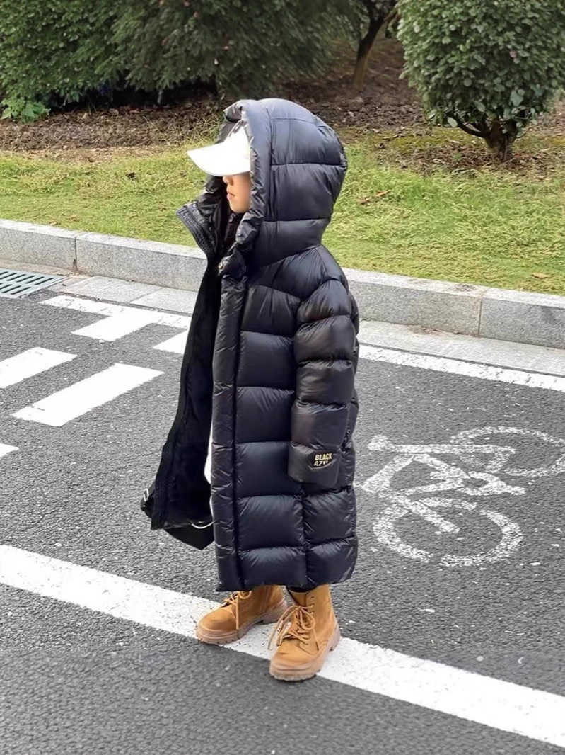 Children's black and gold mid-length down jacket, thickened anti-cold coat for boys and girls, knee-length for children.T251016