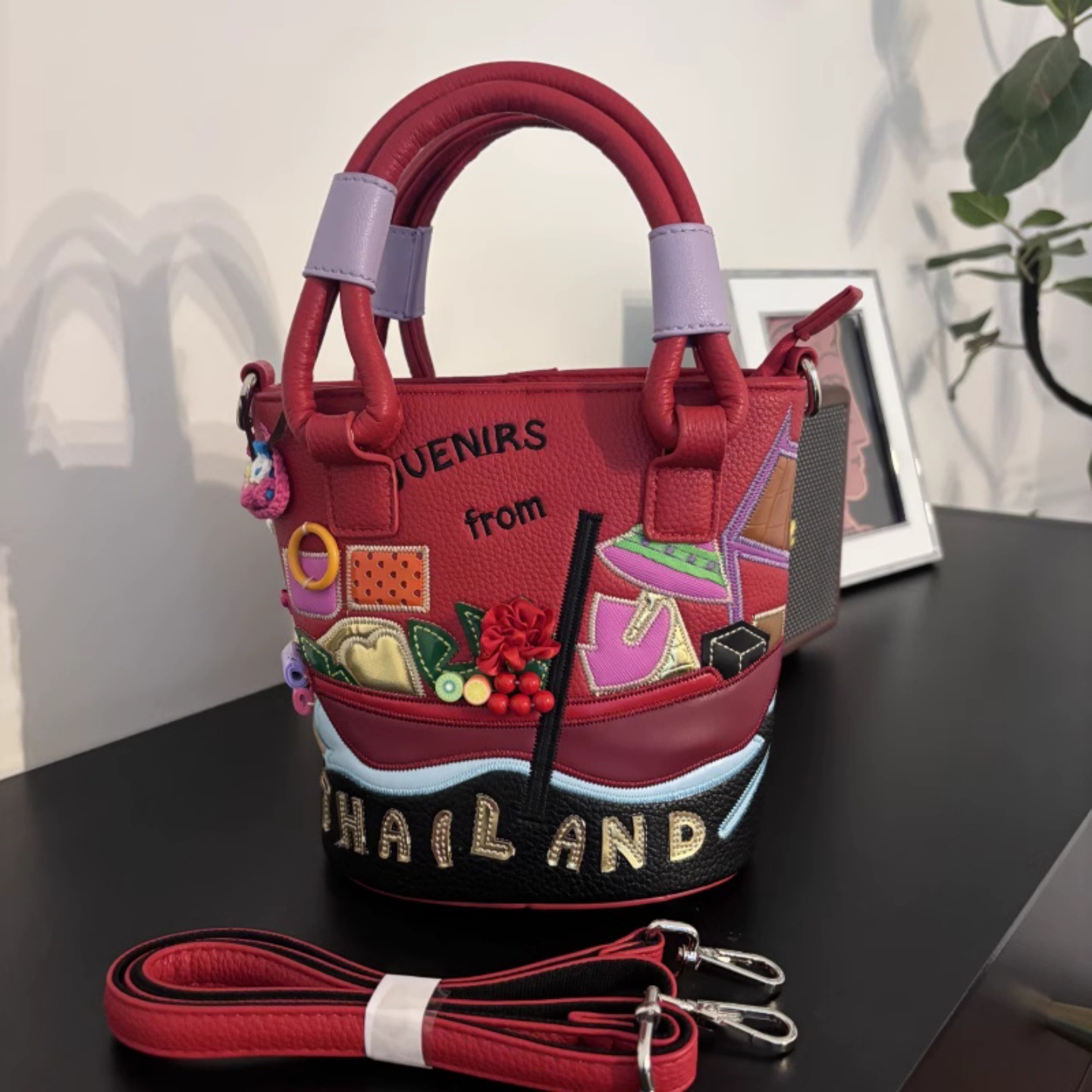 The Designer's Luxurious And Trendy Multi-functional Fashion Bucket Bag Is A Small Patchwork Embroidery 3D Crossbody Bag For Women