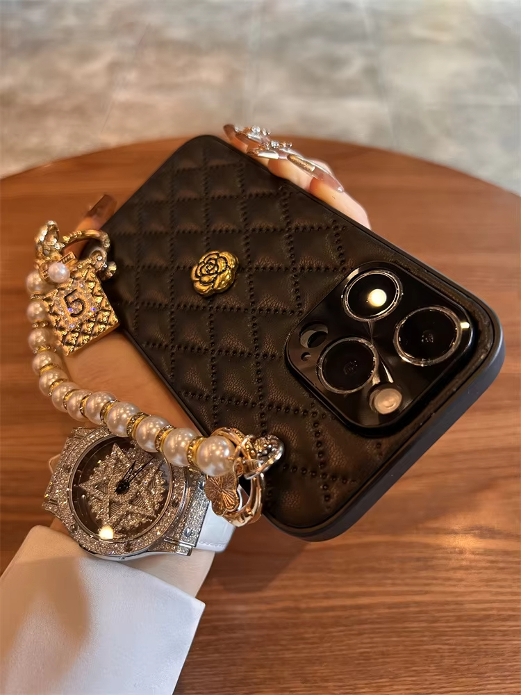 Diamond Quilted Camellia Mobile Phone Case for iPhone 17 PRO MAX 16 15 PRO 14 Plus PU Leather Back Phone with Pearl Bracelet Phone Cover