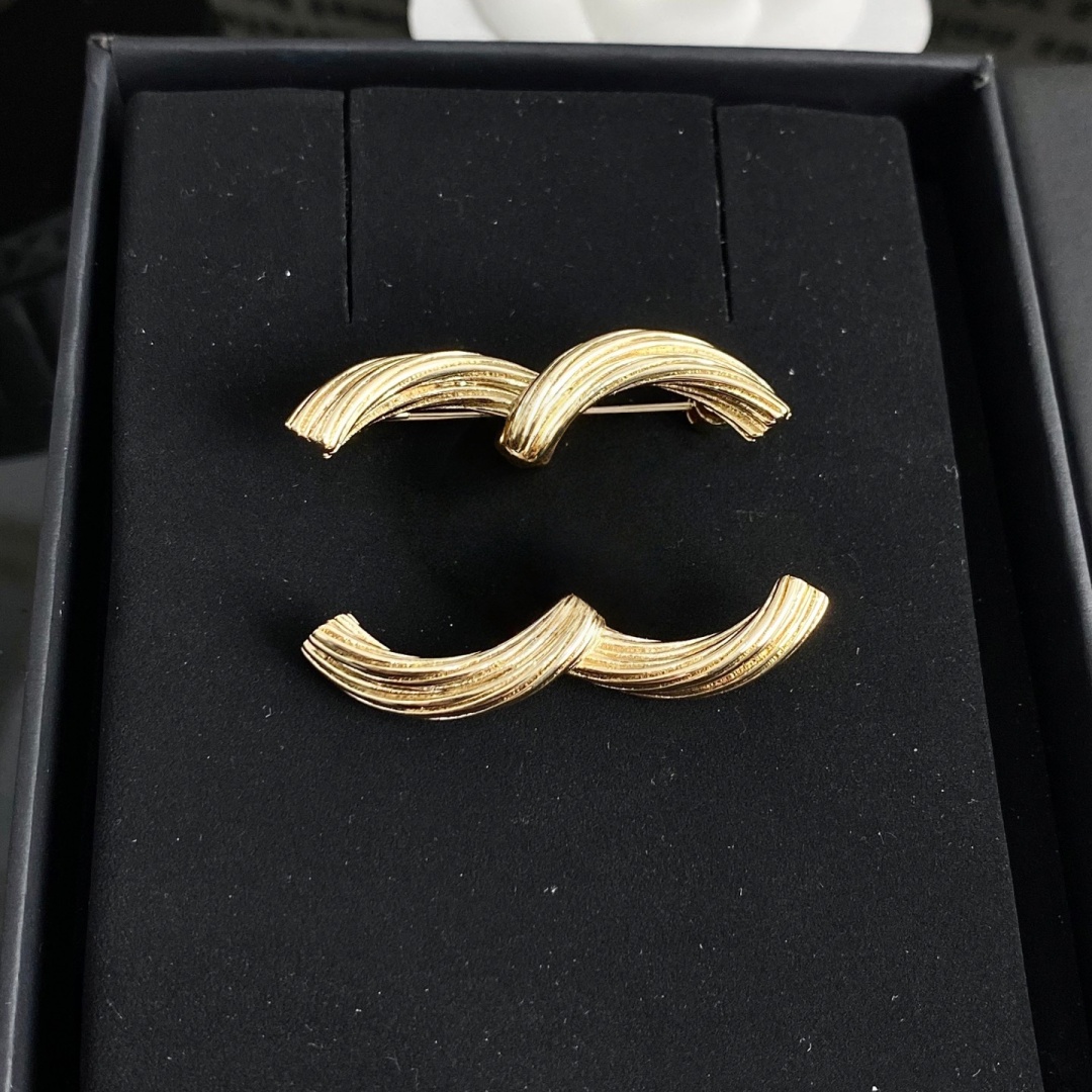 Designer Minimalist Brushed Gold Twisted Pattern Brooch Personalized and Versatile, Fashionable Jewelry Party Gift