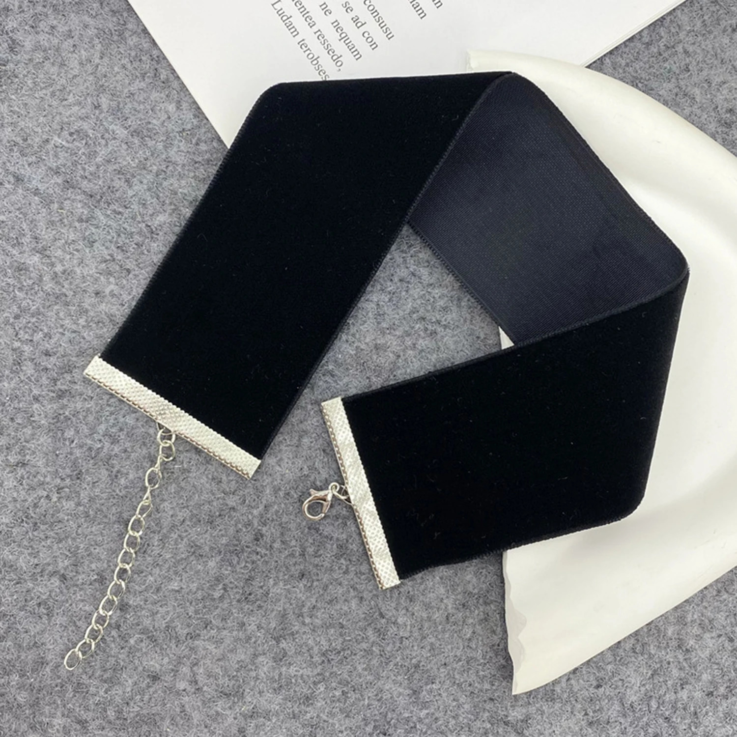 Fashion Sexy Punk Gothic Black Velvet Choker Necklaces Simple Vintage Clavicle Neck Chain Women Girls Party Jewelry Accessories 251213