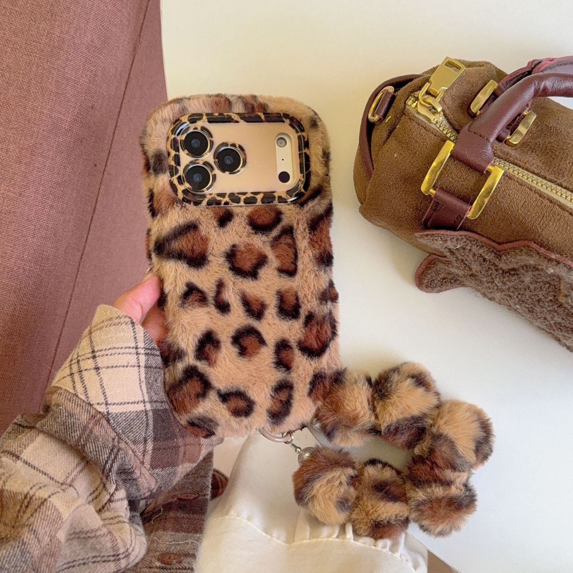 Suitable for iPhone 17 Autumn Winter Plush Leopard Print Phone Case 16 Pro Max Apple 15P with Hand Strap and Lens Stand