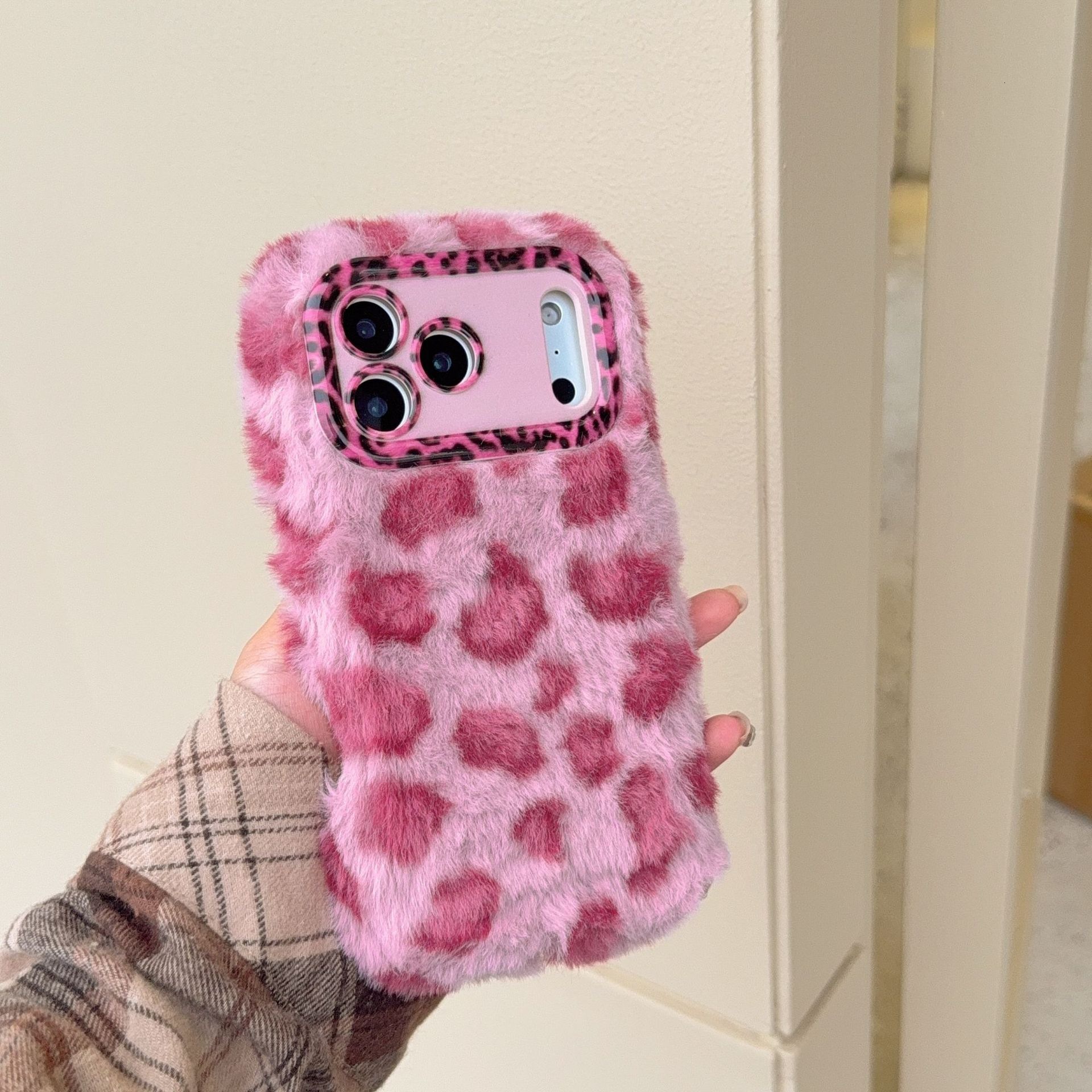 Suitable for iPhone 17 Autumn Winter Plush Leopard Print Phone Case 16 Pro Max Apple 15P with Hand Strap and Lens Stand