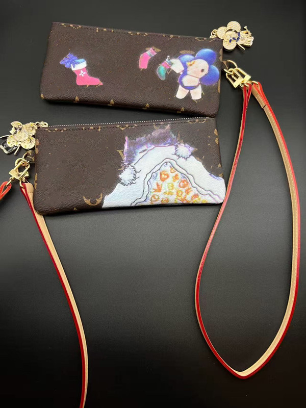 Fashion Keychains Phone Holder Wallet pouch Vivie Winter Holiday Luxury Gold tone lettered key chains designer unisex bag Charm car key holders for men and women