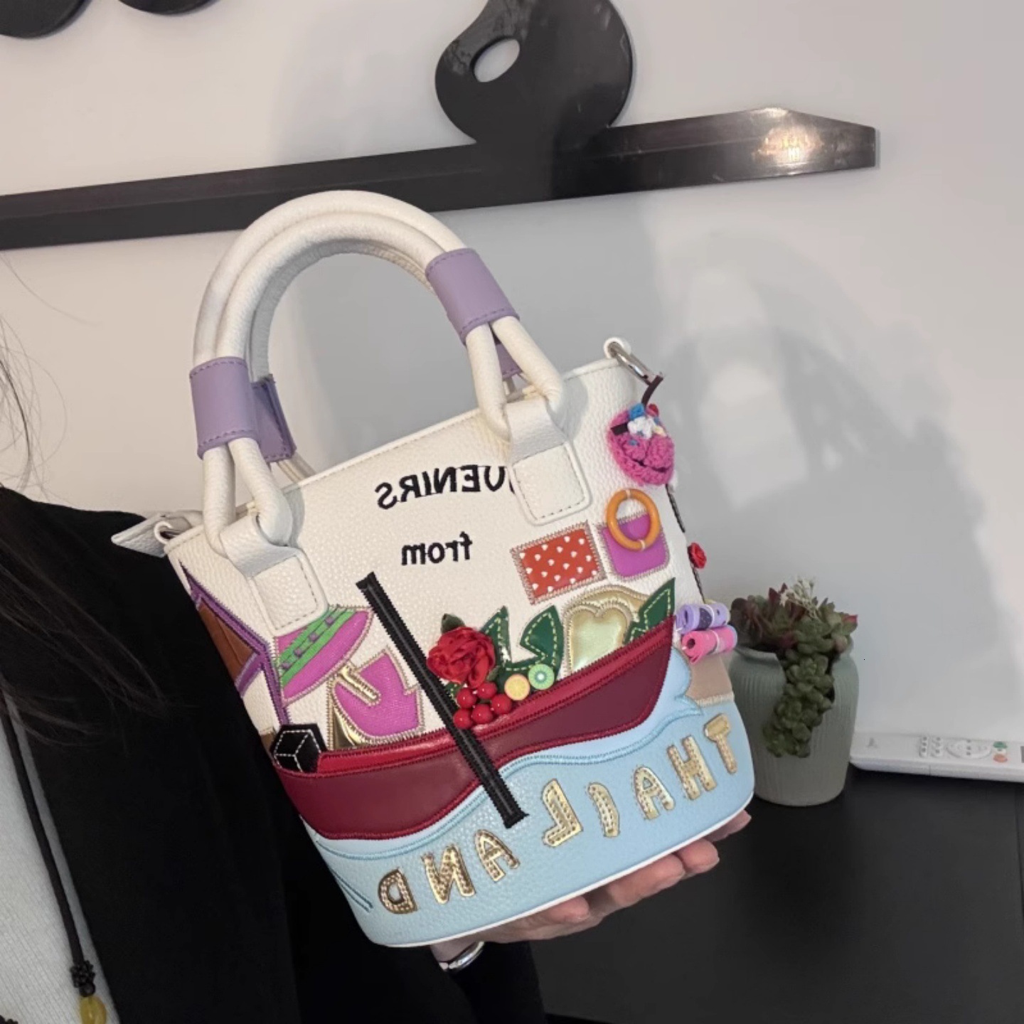 The Designer's Luxurious And Trendy Multi-functional Fashion Bucket Bag Is A Small Patchwork Embroidery 3D Crossbody Bag For Women