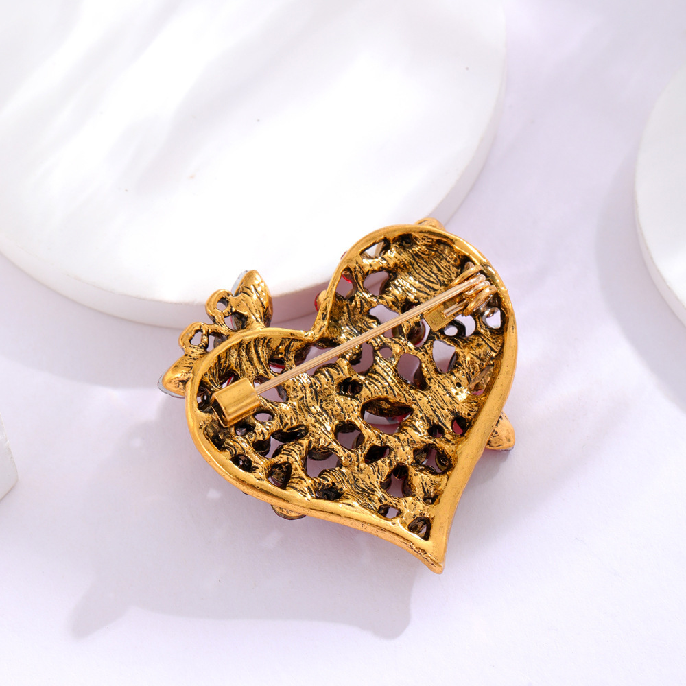 European and American Retro Butterfly Heart Brooch High-end Elegant Fashion Coat Suit Lapel Accessories Wholesale Inlaid Diamond Pin