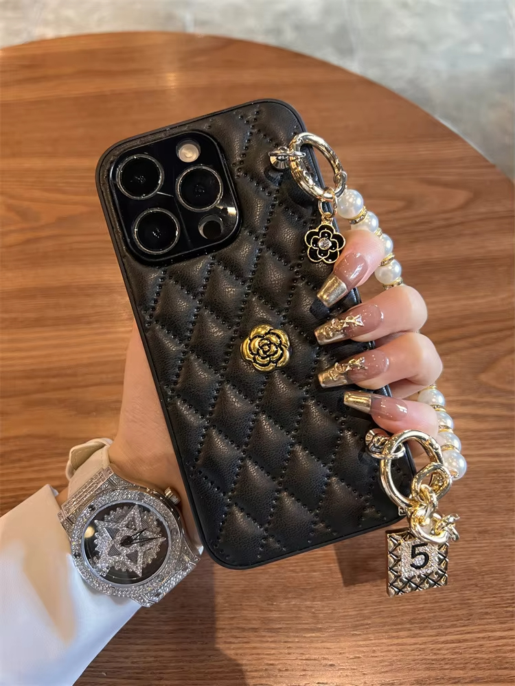 Diamond Quilted Camellia Mobile Phone Case for iPhone 17 PRO MAX 16 15 PRO 14 Plus PU Leather Back Phone with Pearl Bracelet Phone Cover