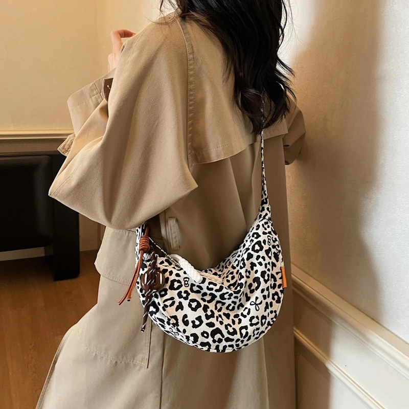 Concise Leopard Print Canvas Zipper Shoulder Bags Versatile Large Capacity Casual Commute Underarm Crossbody Bags 251216