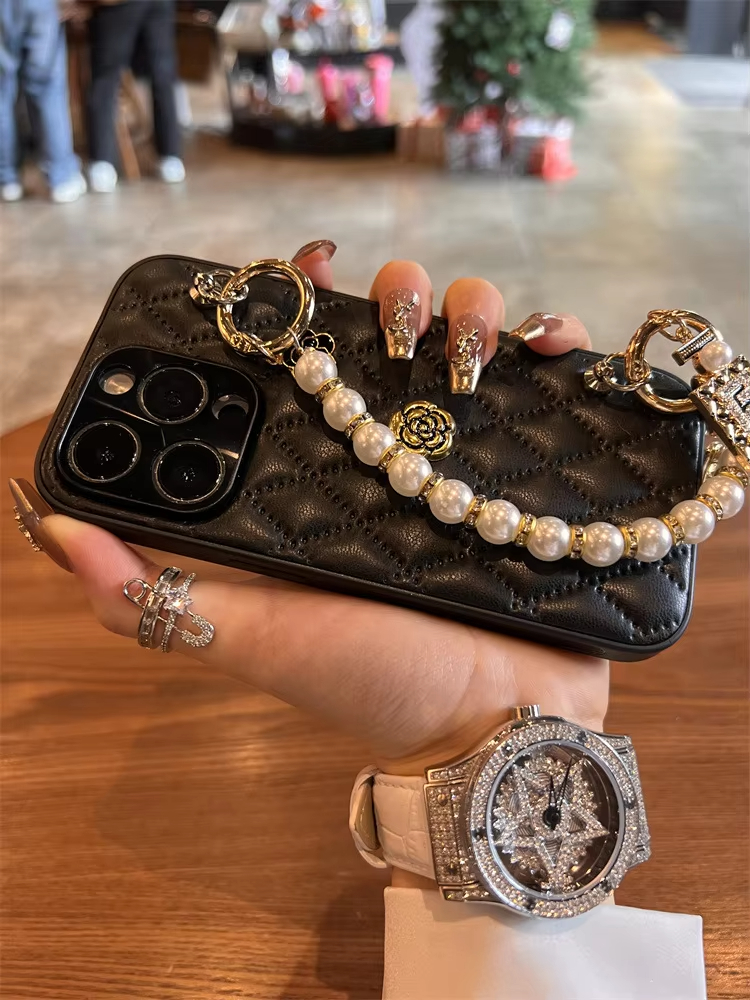 Diamond Quilted Camellia Mobile Phone Case for iPhone 17 PRO MAX 16 15 PRO 14 Plus PU Leather Back Phone with Pearl Bracelet Phone Cover