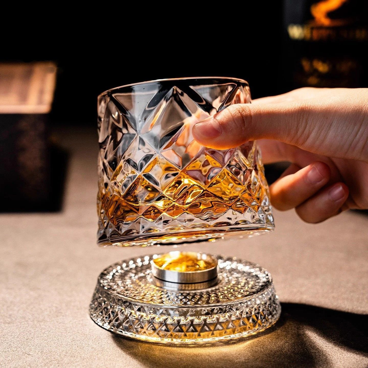 Whiskey Glasses Rotating Whisky Glass with Glass Base 360 Rotate Degrees Crystal Rum Glass for Cocktail Party Drinking 251218
