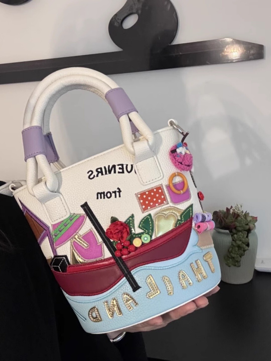 The Designer's Luxurious And Trendy Multi-functional Fashion Bucket Bag Is A Small Patchwork Embroidery 3D Crossbody Bag For Women