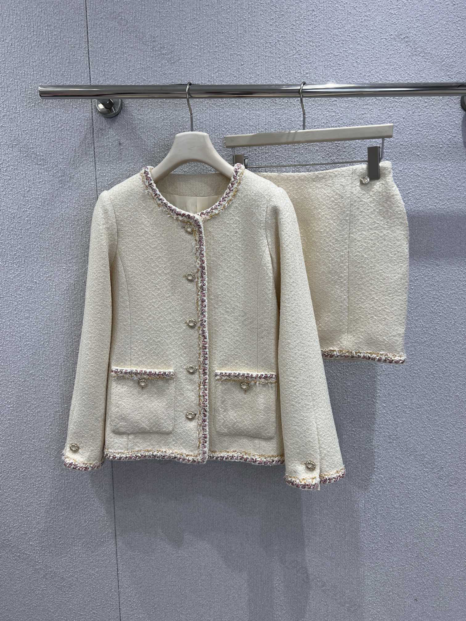 Fashion Womens Tweed Design Jackets Silk Jackets Tweed Blouson Vintage Design Coats Letter Buttons Tops Girls Runway High End Crop Tops Warm Long Sleeve Tops Outwear