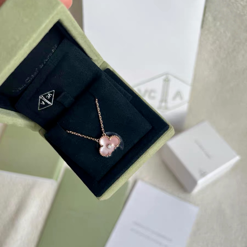 Collana Con Giglio Rosa Con Intarsio Di Diamanti;Taglia Media