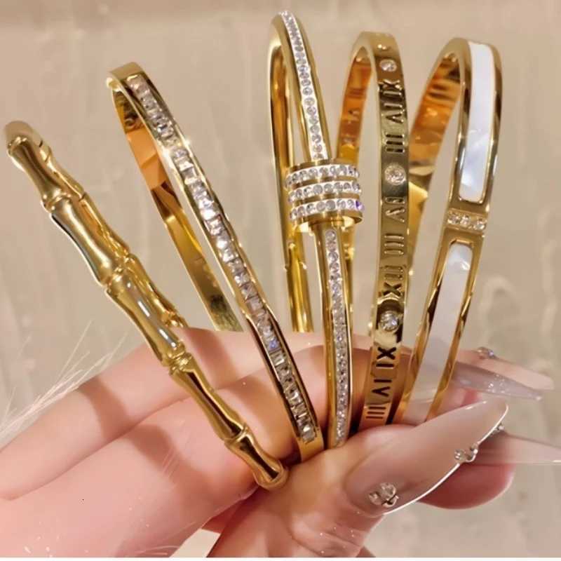 Titanium Steel StainlESS Steel Inlaid Zircon Gold Plated Classic and Simple Style Suitable for Women Daily Wear M251220