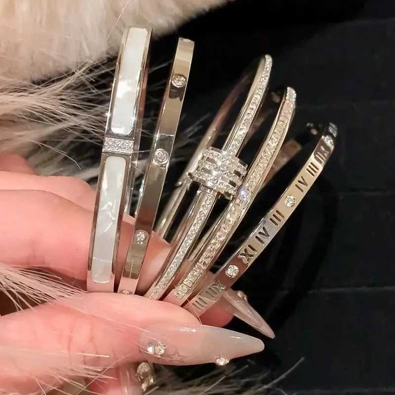 Europe and the United States hot Fashionable Classic Style Stainless Steel Inlaid With Zircon For Womens Daily Wear M251220