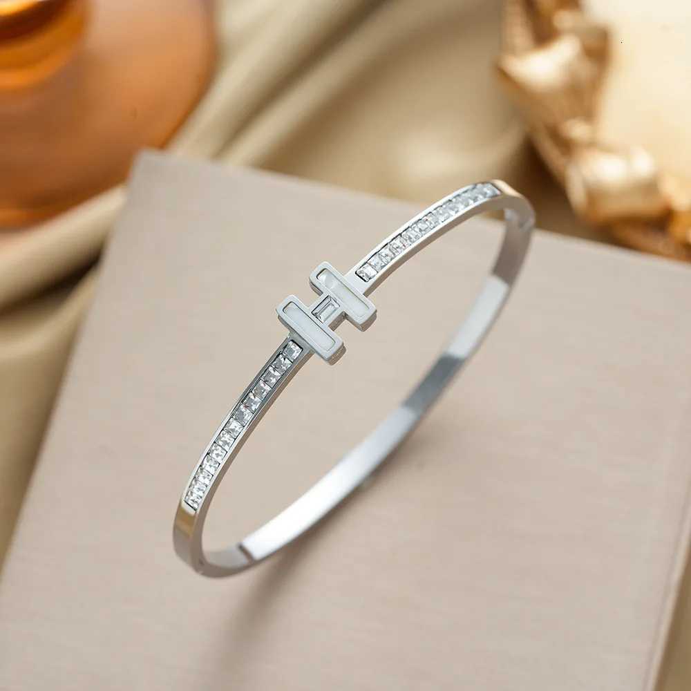 1PC Titanium Steel Stainless Steel Inlaid Zircon Gold Plated Letter H Classic and Simple Style Suitable for Womens D M251220