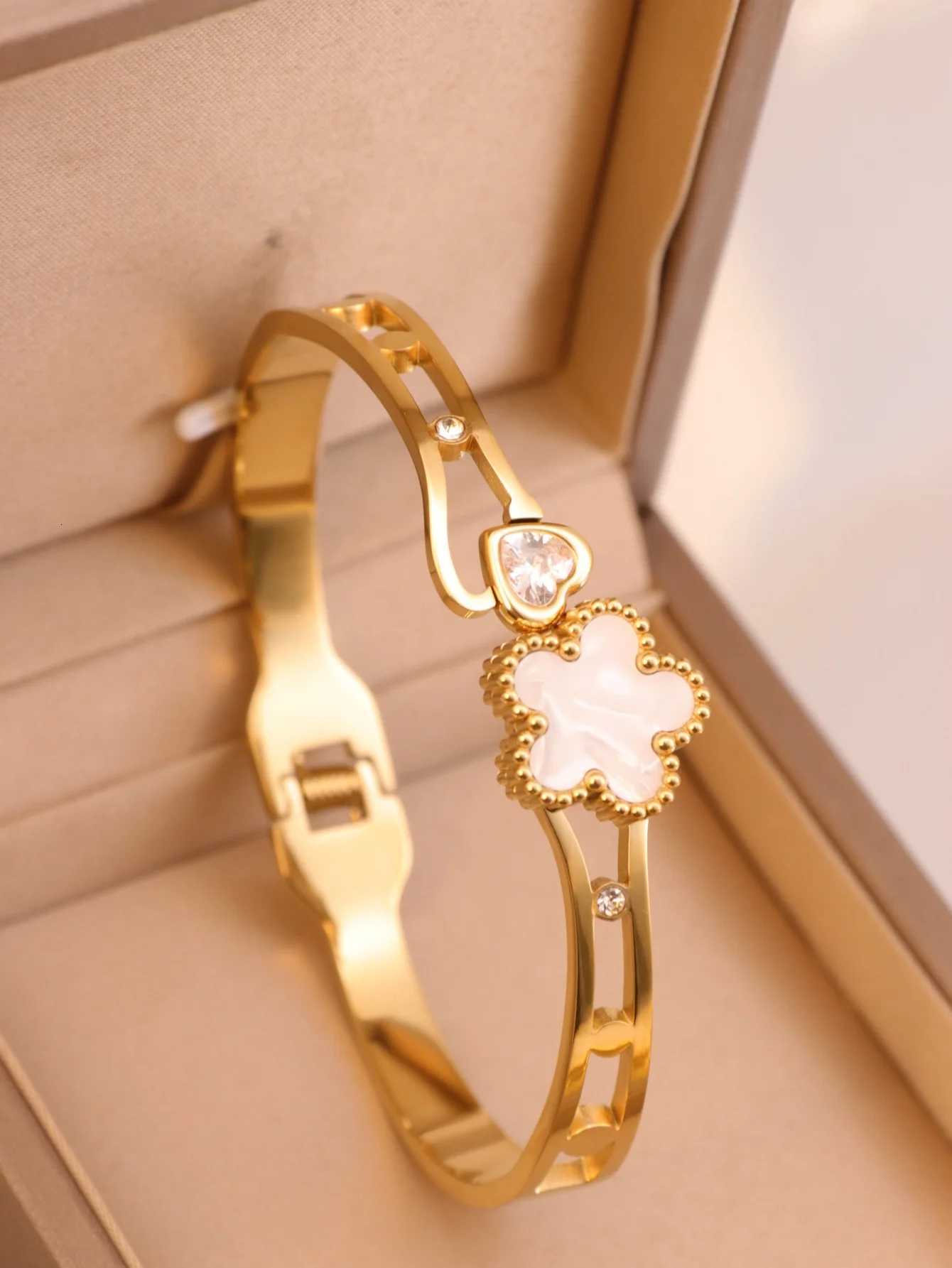 A Titanium steel fashion womens bangle M251220