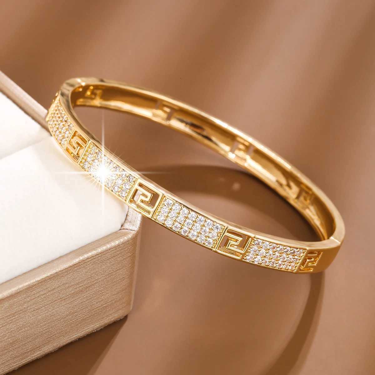 Trendy S-Shaped Design Synthetic Zirconia Womens For Banquets And Gifts Jewelry Accessory M251220