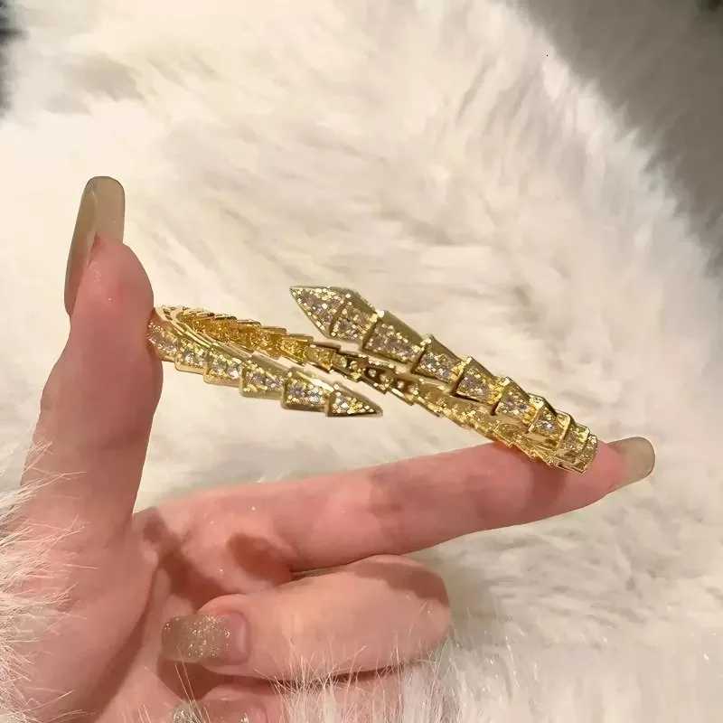 Womens Fashionable Snake Bone Zircon with Light Luxury and Niche Design High-end Texture and Exquisite Temperament M251220
