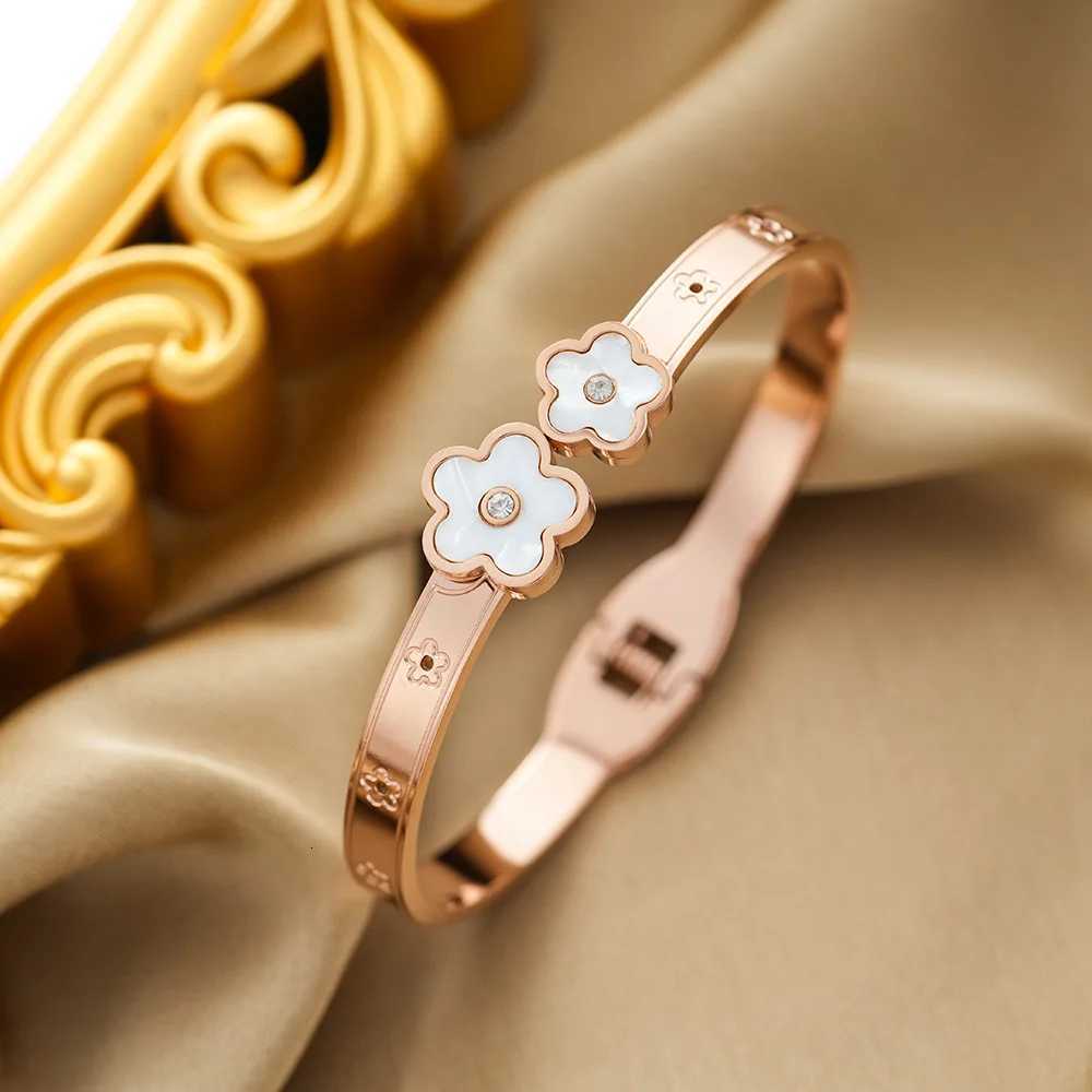 Trendy Simple Shell Flower s for Women 3 Colors Stainless Steel Can Open Bangles Hand Accessories Jewelry Christmas Gift M251220