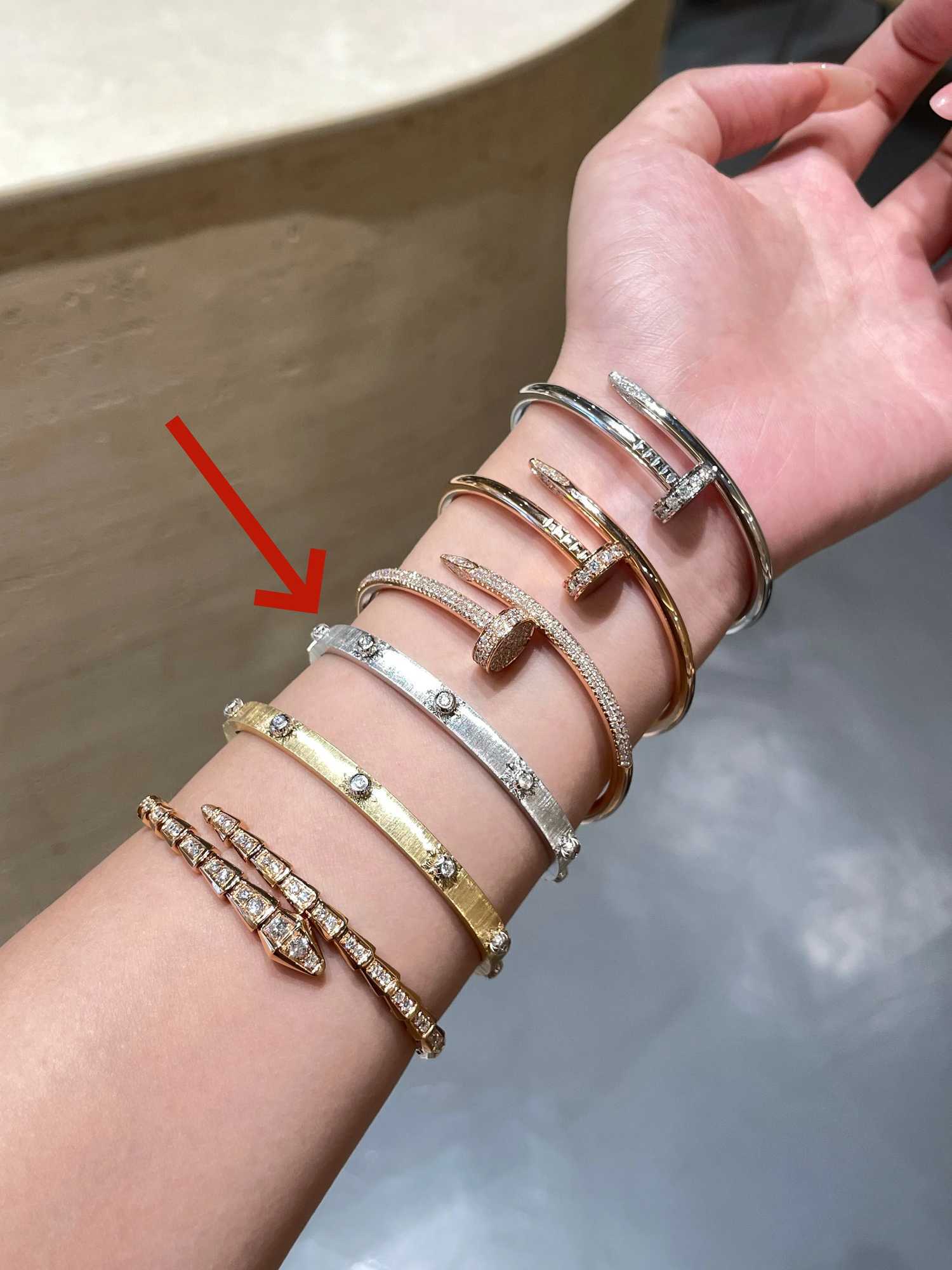 A niche high-end snake-shaped diamond-encrusted with s exuding a stylish and elegant charm M251220