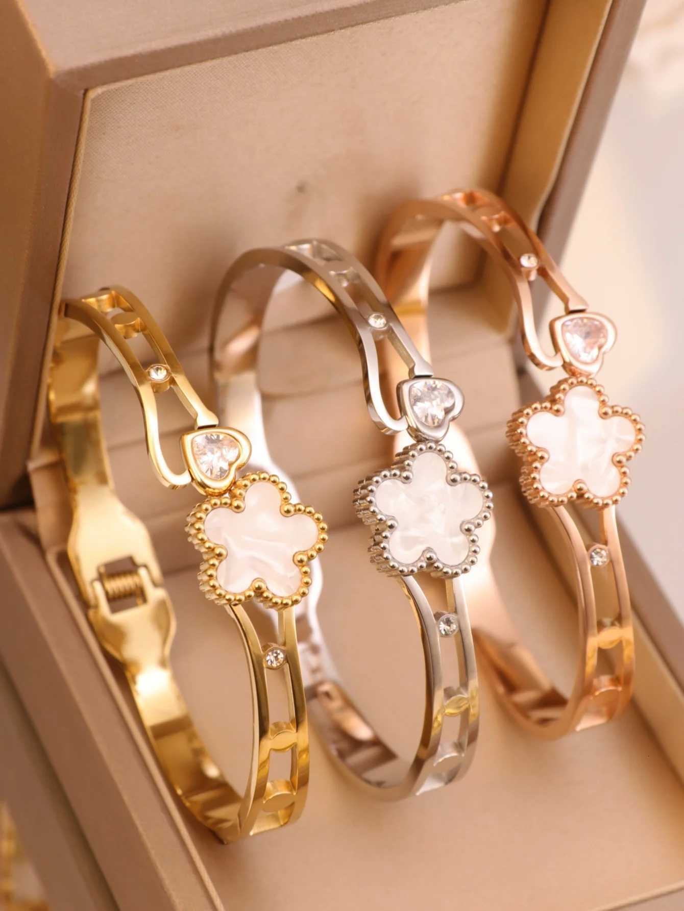 A Titanium steel fashion womens bangle M251220