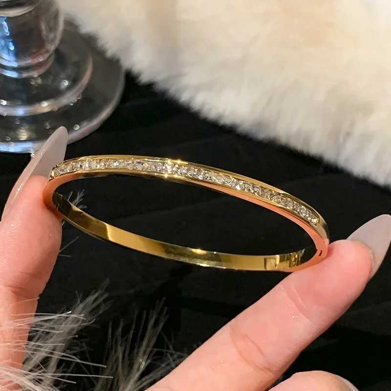Titanium Steel Stainless Steel Bangles Inlaid Zircon Gold Plated Classic Simple Style Bangles for Women Daily Jewelry M251220