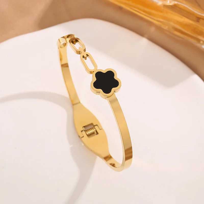 High-Quality Stainless Steel Five- Flower Bangle Fashion Plant Flower Classic For Woman C r Jewelry Daily Wear M251220