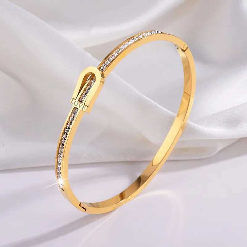 Titanium Steel StainlESS Steel Inlaid Zircon Gold Plated Classic and Simple Style Suitable for Women Daily Wear M251220