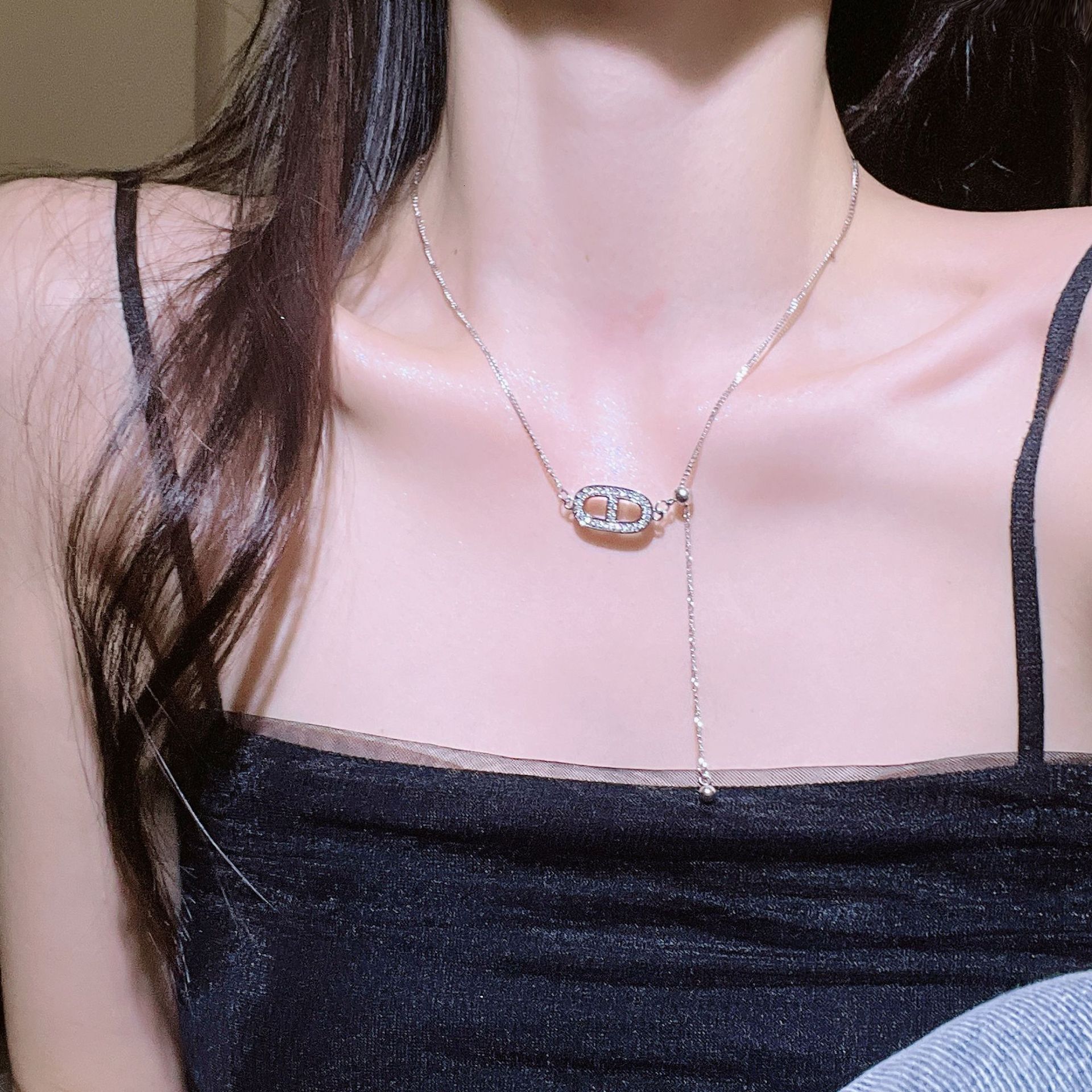 Luxury Brand Designer Jewelry 2025 New Sparkling Diamond Pig Nose Pull-Out Necklace For Women High-End Minimalist Style Niche Design Collarbone Chain 