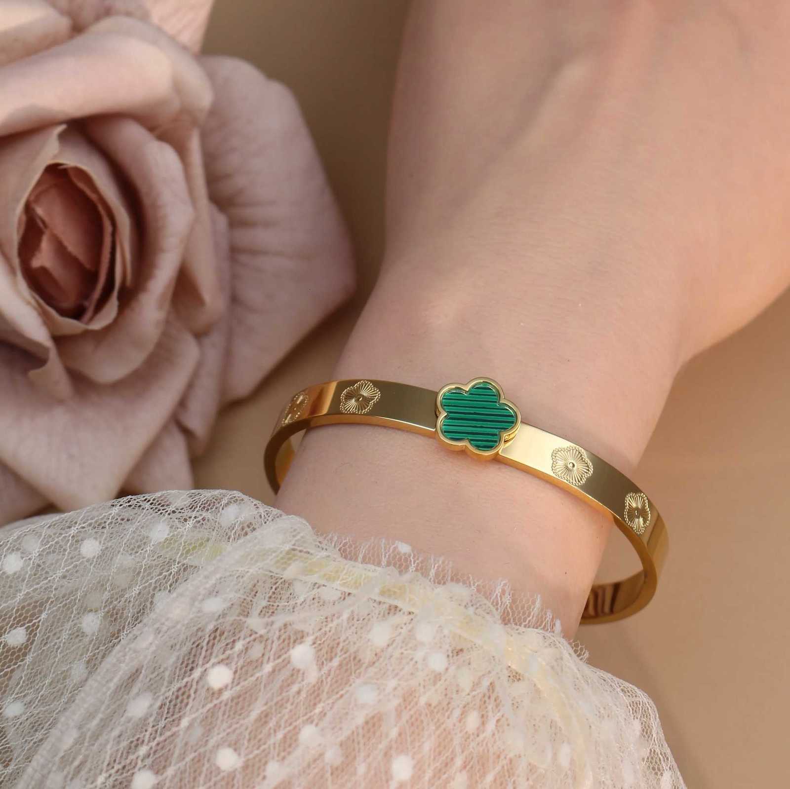 Delicate Acrylic Flower ShAPed StainlESS Steel Gold Color Womens Bangles BirtHDay Party Wholesale Gifts M251220