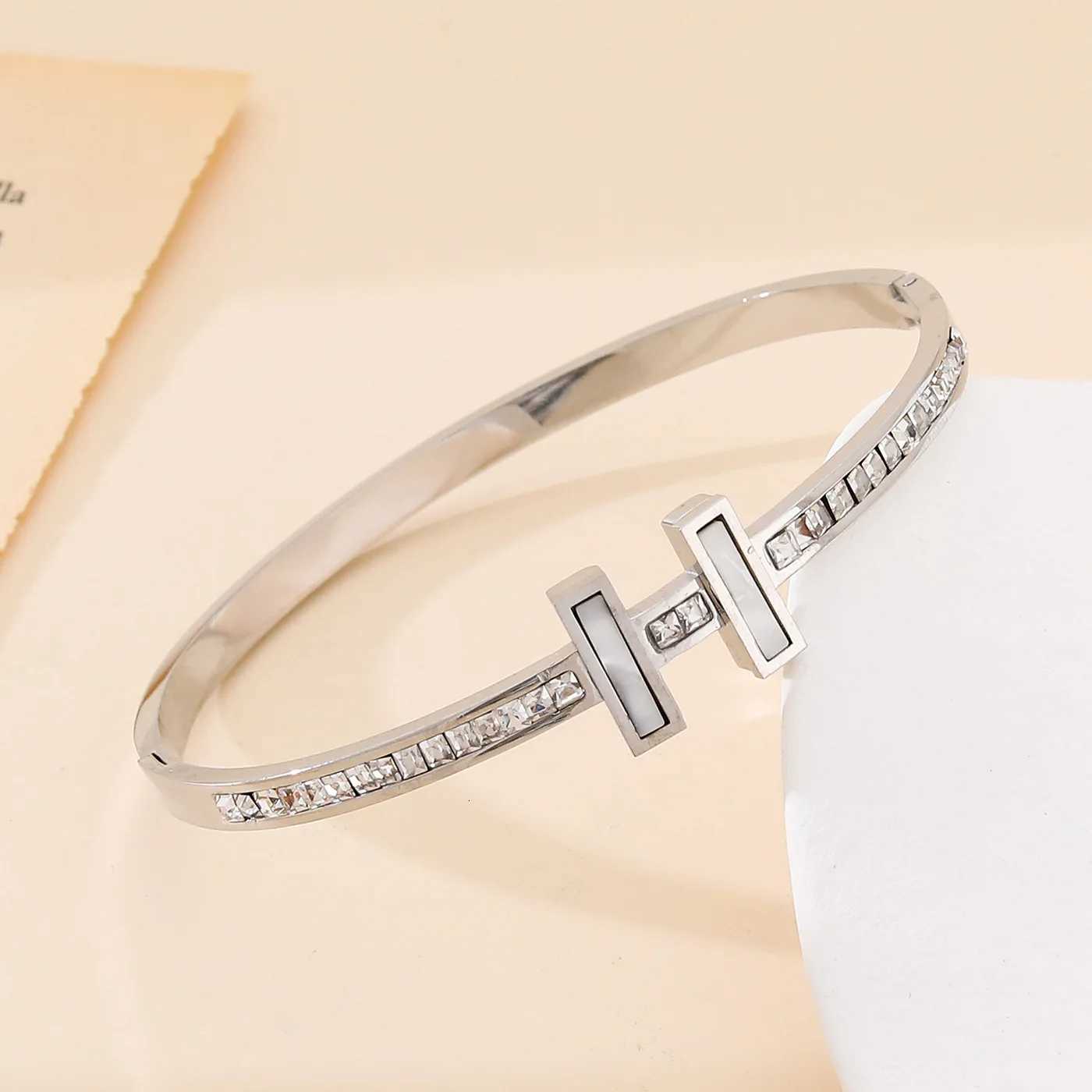 1PC Titanium Steel Stainless Steel Inlaid Zircon Gold Plated Letter H Classic and Simple Style Suitable for Womens D M251220