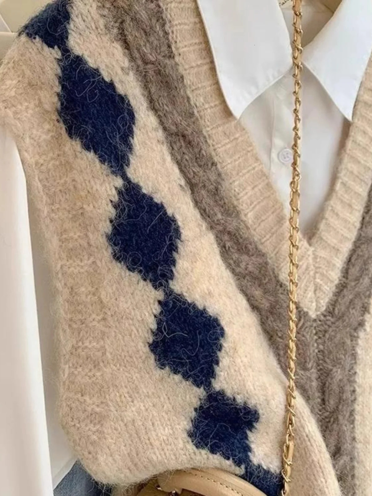 Autumn Winter Knitted VNe Sweater Vest Womens Outerwear irt Layering Camere Yarn Regular Length Faion Sle 251219