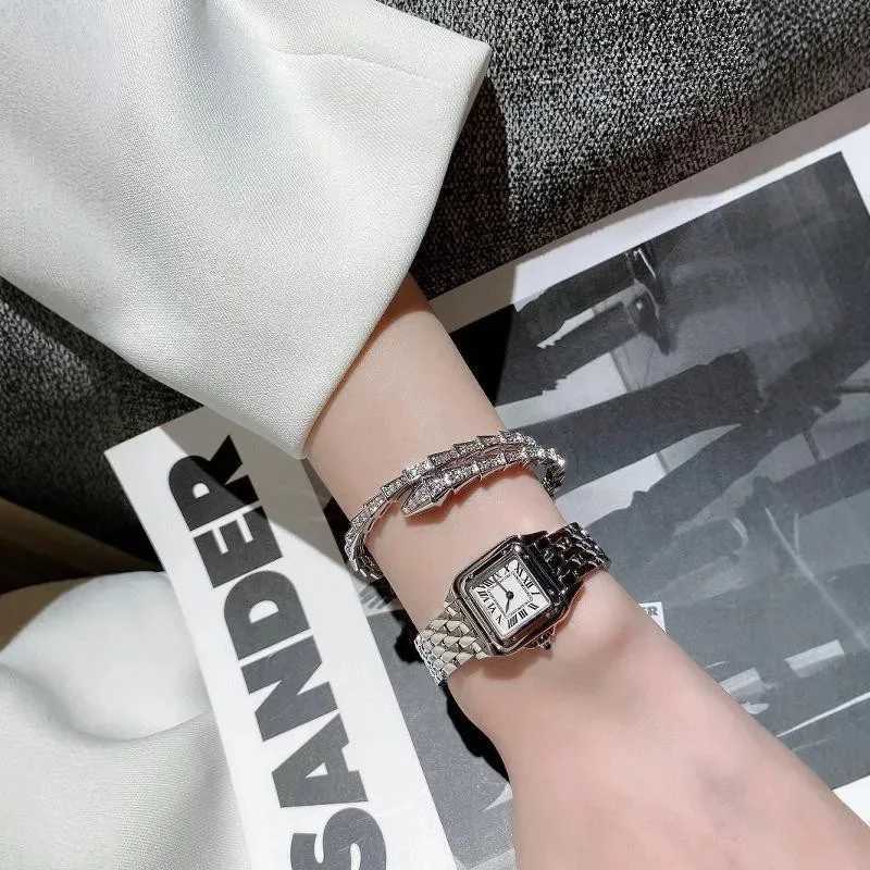 Womens Fashionable Snake Bone Zircon with Light Luxury and Niche Design High-end Texture and Exquisite Temperament M251220