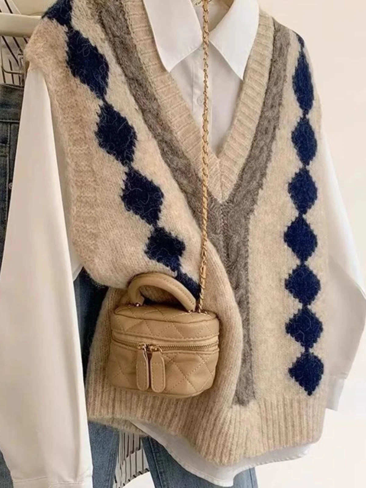 Autumn Winter Knitted VNe Sweater Vest Womens Outerwear irt Layering Camere Yarn Regular Length Faion Sle 251219