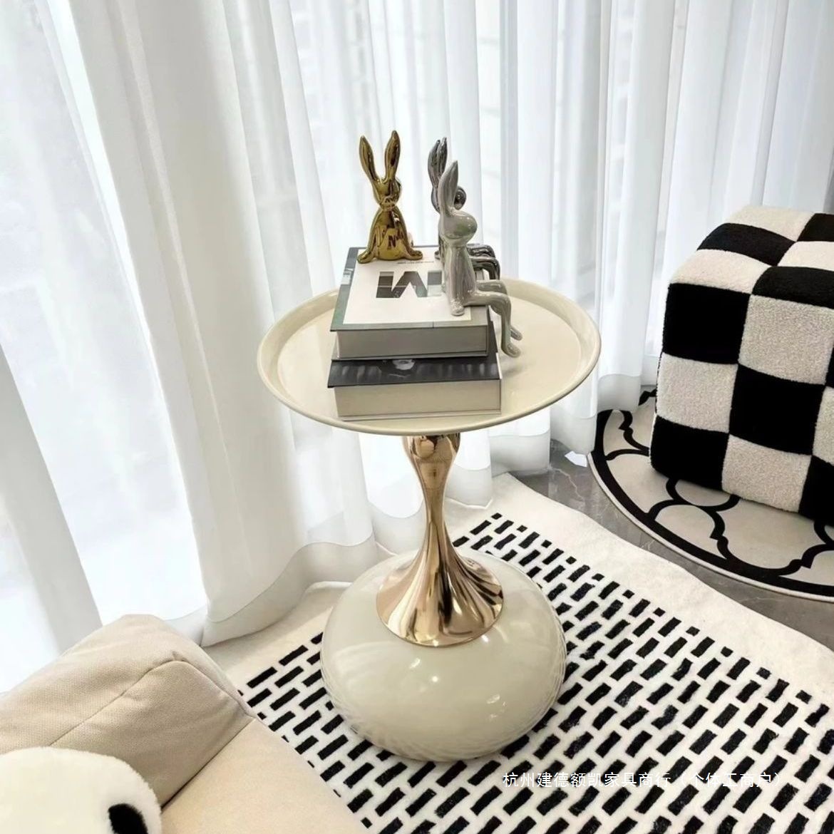 M12203 Creative modern minimalist round corner table for small apartments