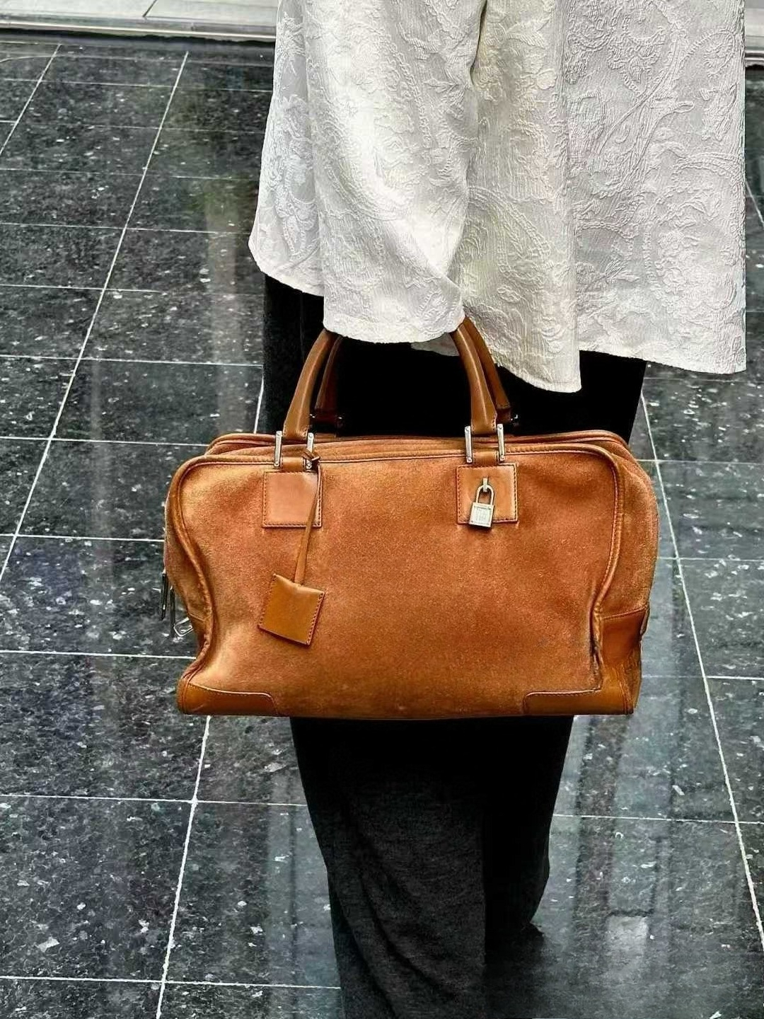 Vintage Suede Leather Boston Totes Bags Amazona Designer Classic Handbag Large Capacity Shopping Travel Lugguage Duffle Bag With Lock Pendant Pillow Handbags 3506
