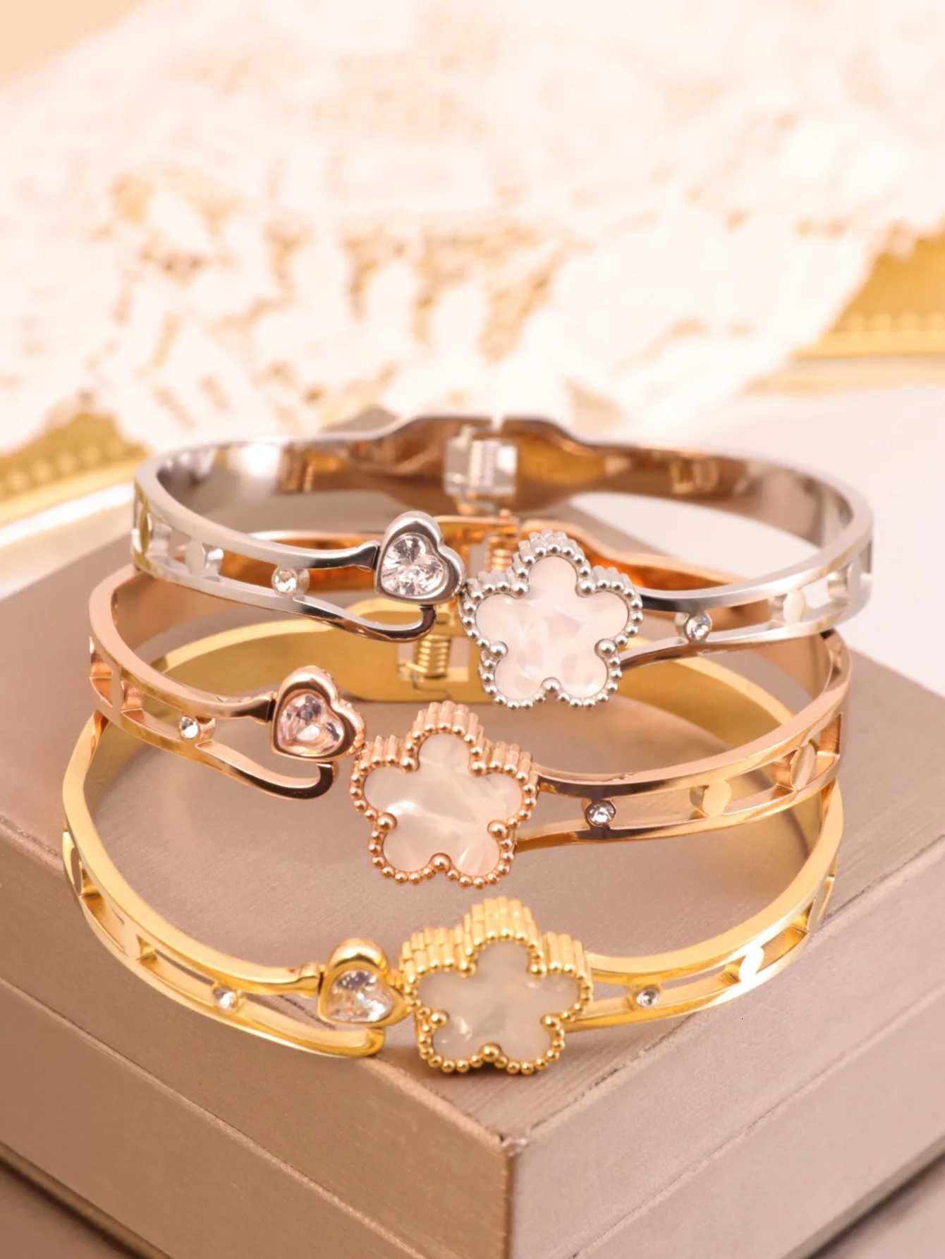 A Titanium steel fashion womens bangle M251220