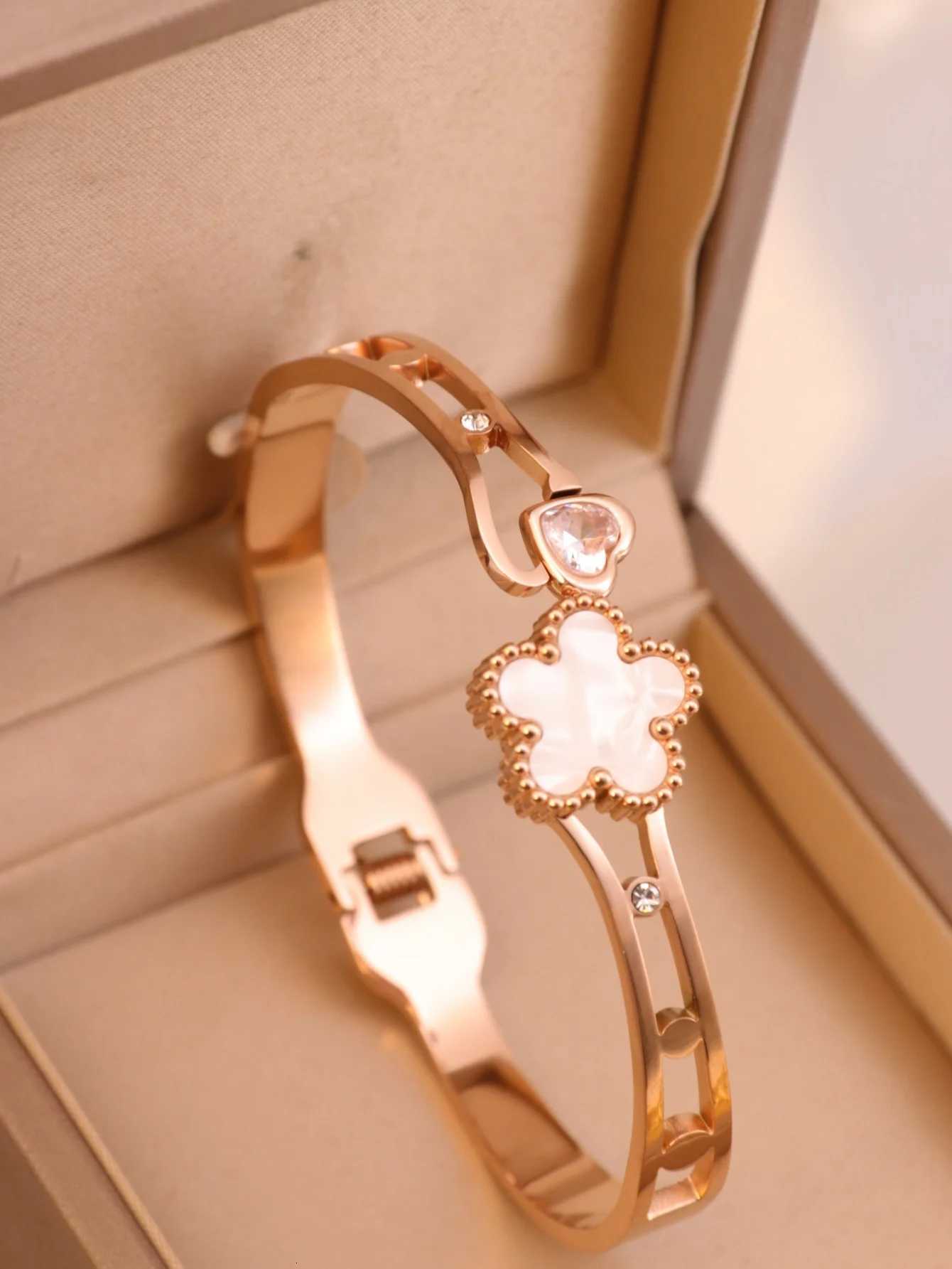 A Titanium steel fashion womens bangle M251220